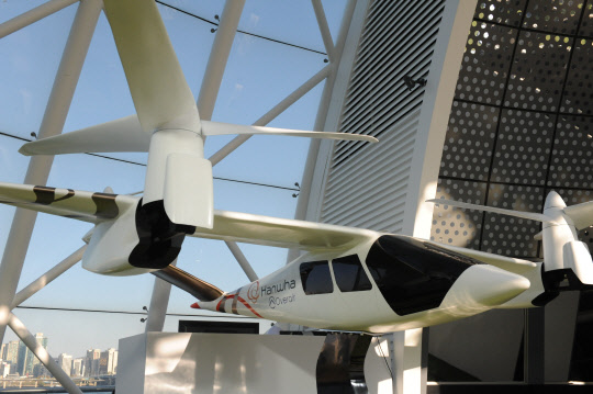 한화시스템과 오버에어가 공동 개발중인 전기식수직이착륙기 '버터플라이(Butterfly)' 실물모형. <한화시스템 제공>